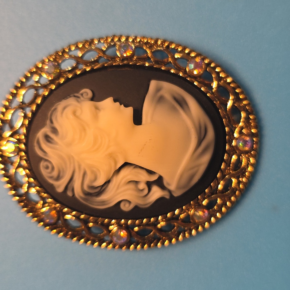 Elegant Gold and Brown Cameo Brooch With - Picture 3 of 5